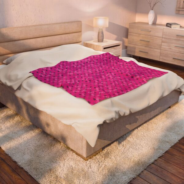Cozy Velveteen Plush Blanket for Comfort and Style, Soft Throw Blanket, Home Decor Gift, Perfect for Relaxation, Warm Layering - Image 4